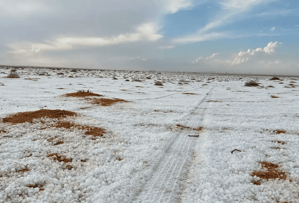 Deserto na Arábia Saudita registra neve pela primeira vez na história.
Deserto na Arábia Saudita registra neve pela primeira vez na história. • Agência estatal de notícias da Arábia Saudita