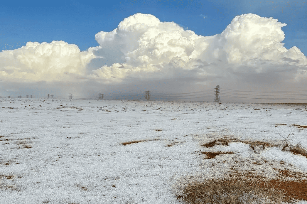 Deserto na Arábia Saudita registra neve pela primeira vez na história.
Deserto na Arábia Saudita registra neve pela primeira vez na história. • Agência estatal de notícias da Arábia Saudita