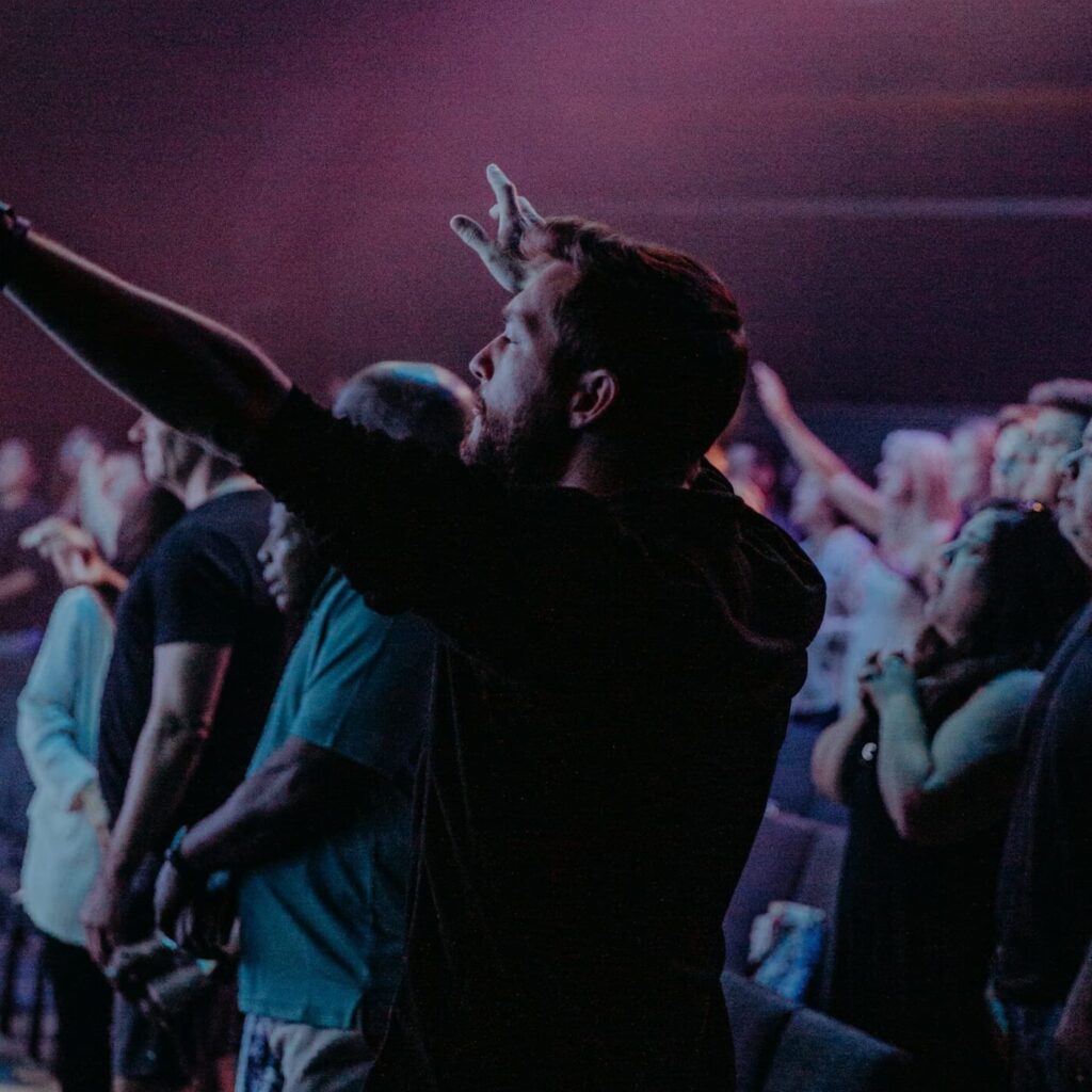 Crescimento evangélico entre ricos: Por que a elite brasileira está abraçando o Evangelho